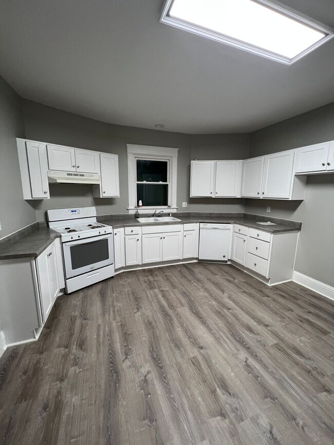 Building Photo - Huge 5 Bedroom House!  With garage!!!  Fre...