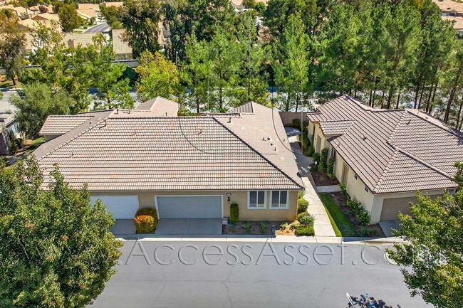 Building Photo - 55+ Age Community – Charming 2 Bed / 2 Bat...