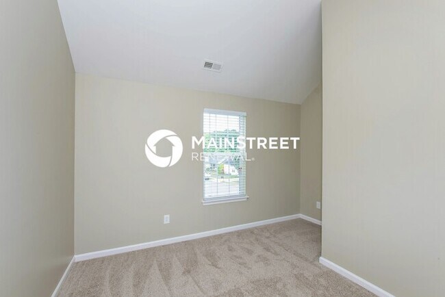 Building Photo - 3 Bedroom Pet-Friendly Home in Charlotte, NC with Main Street Renewal