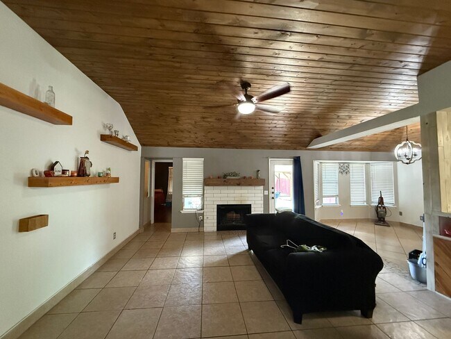 Building Photo - Unique single-story home for lease in the ...