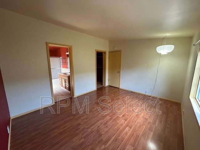 Building Photo - 554 Sanford Ave