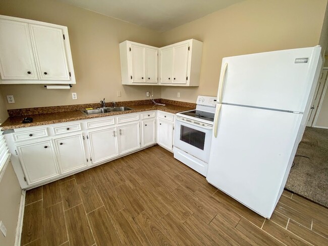 Building Photo - 2 bedroom/1 bathroom apartment for rent in...