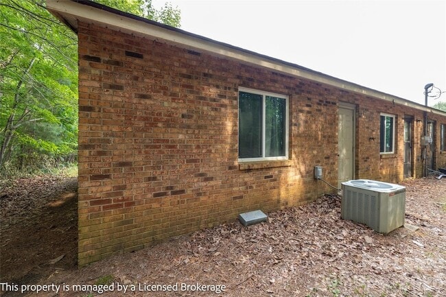 Building Photo - 145 Brentwood Dr
