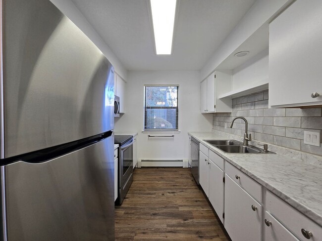 Building Photo - 1300 Iris St