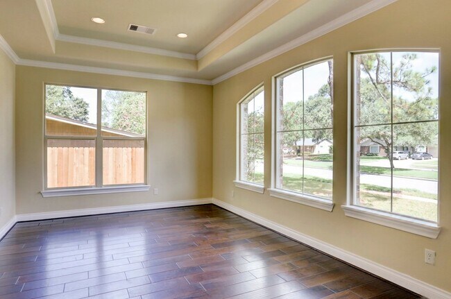 Building Photo - 5203 Beechnut St