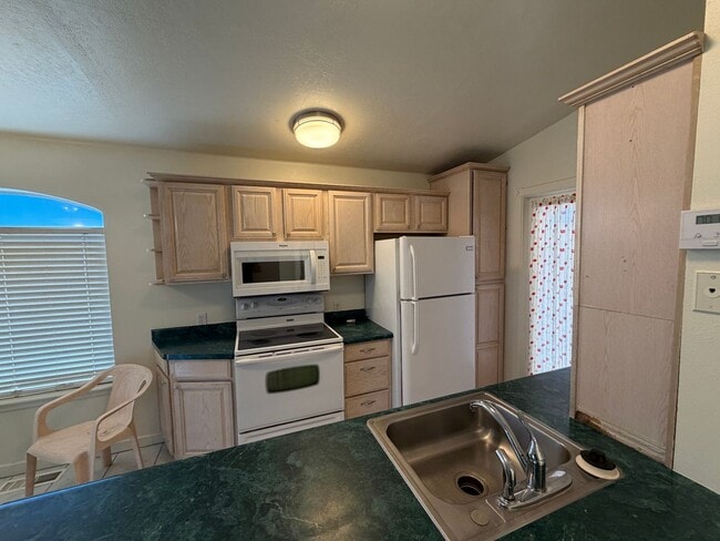 Building Photo - Cozy 1 Bed 1 Bath, 55+ Community