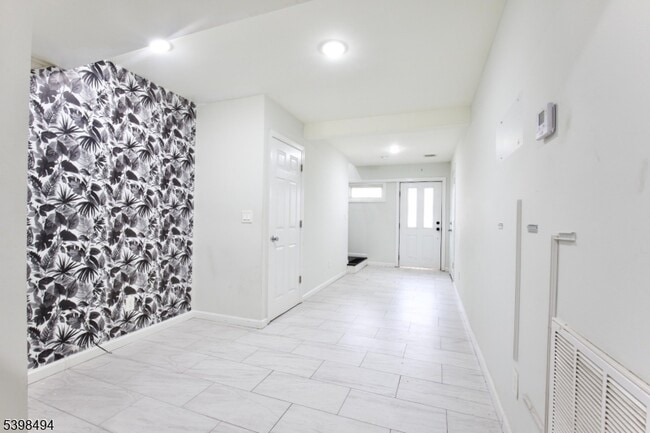 Building Photo - 220 E Munsell Ave