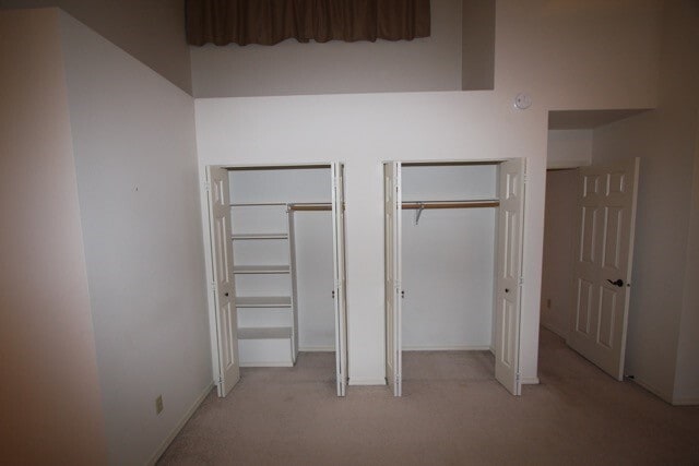 Building Photo - Large 3 Bedroom Updated Townhouse w/ Fence...