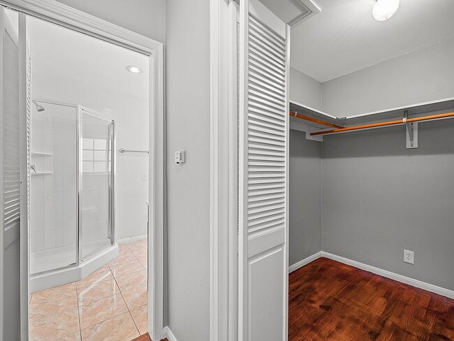 Building Photo - "Spacious 4-Bed, 3-Bath Oasis in Prime Los Angeles Location - 2080 Sq Ft of Comfort!"