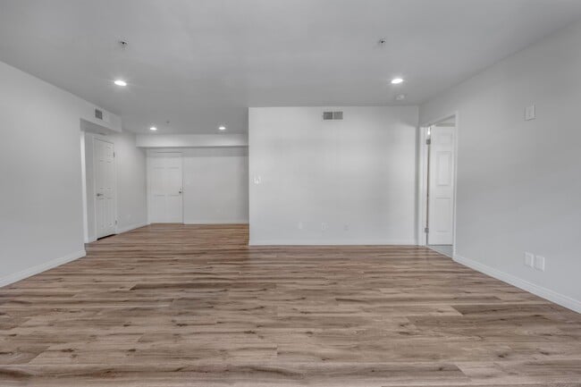 Building Photo - 449 N Catalina Ave