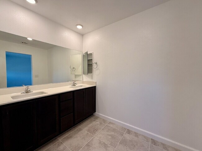 Building Photo - 3 BED 2.5 BATH 2 CAR GARAGE TOWNHOUSE W/ LOFT IN HENDERSON CADENCE COMMUNITY FEAT. COMMUNITY POOL!