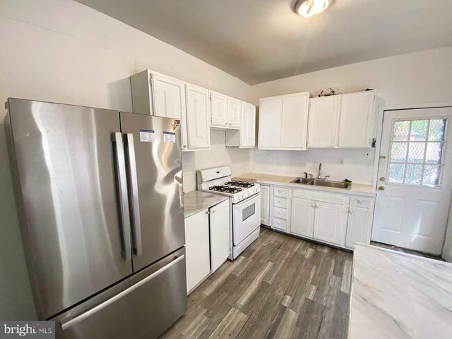 Building Photo - 534 E Indiana Ave