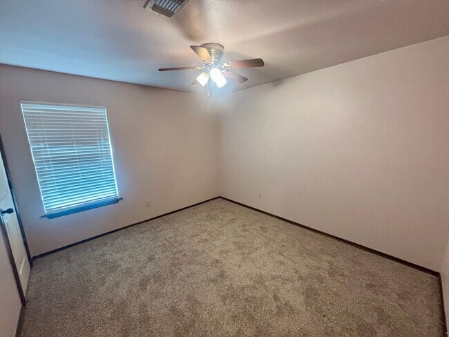 Building Photo - Wonderful 3 Bed 2 Bath Home in Yukon