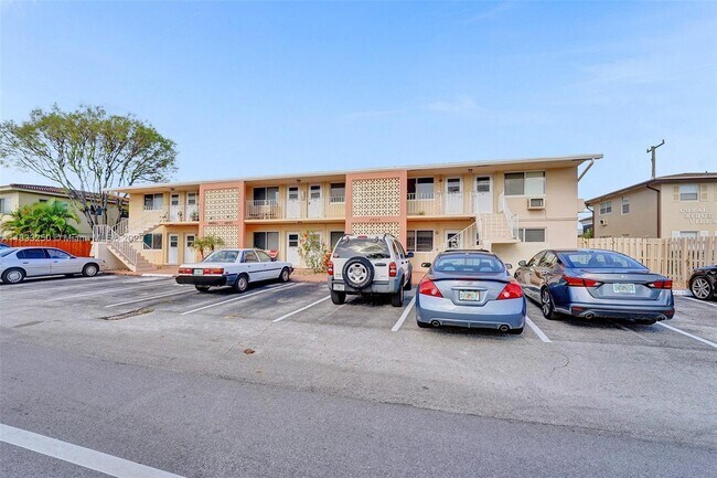 Building Photo - 2909 Middle River Dr
