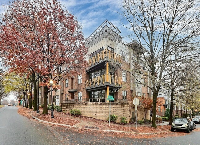 Building Photo - Uptown Living!