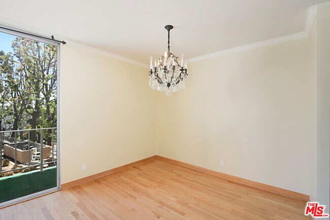 Building Photo - 100 S Doheny Dr