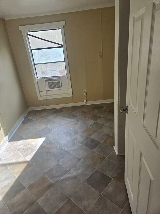 Building Photo - 1500 Adam St