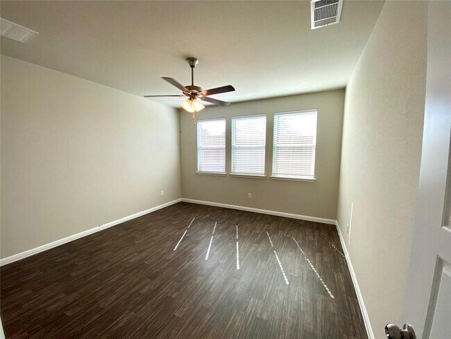 Building Photo - 237 Michaelis Dr