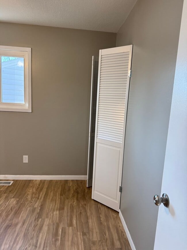 Building Photo - 4br 2bth large sun room and big fenced in backyard