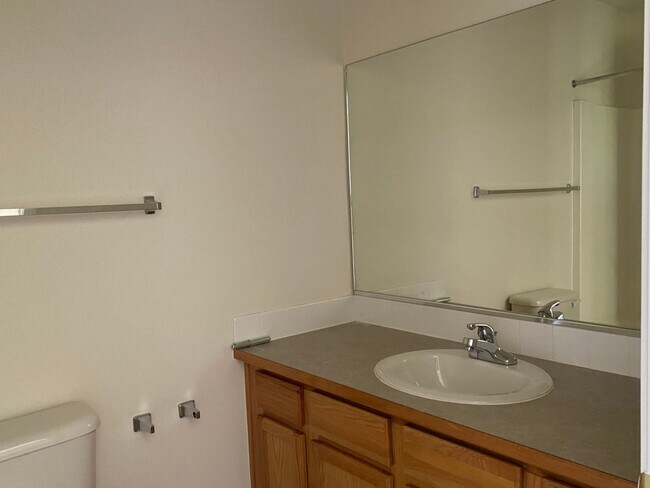 Building Photo - Hidden Gardens Townhome