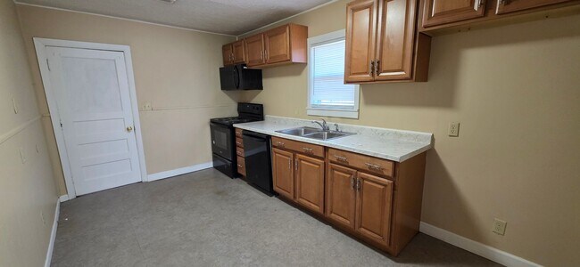 Building Photo - Updated!  2 Bedroom 1 Bath home! $895!
