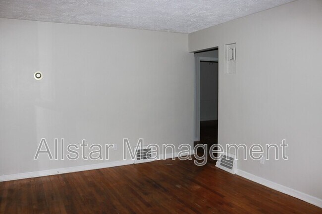 Building Photo - 740 E 254th St