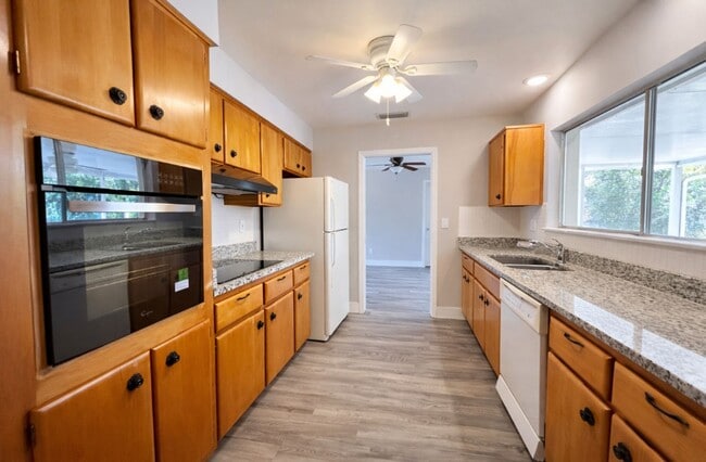 Building Photo - Newly Renovated 3 Bed / 2 Bath Single-Family Home with 2-Car Garage