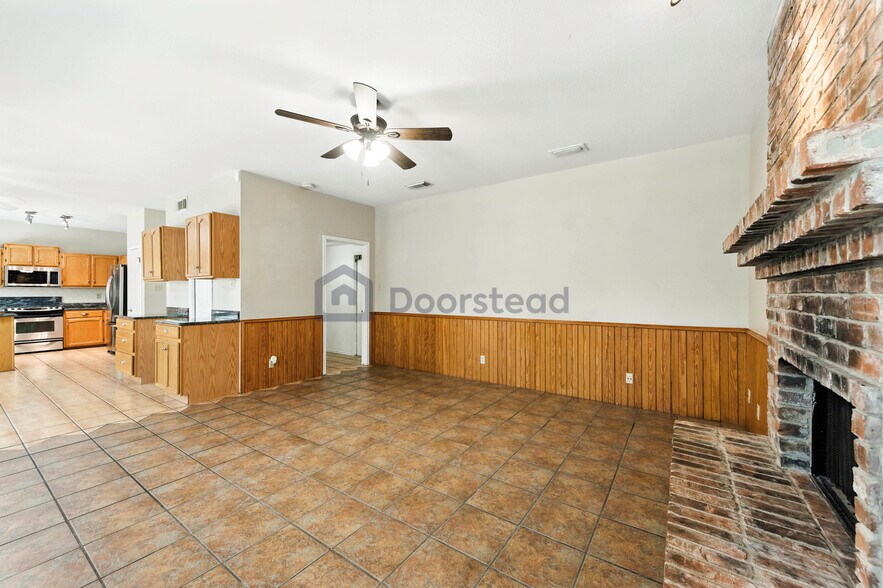 Building Photo - 2326 Oak Castle