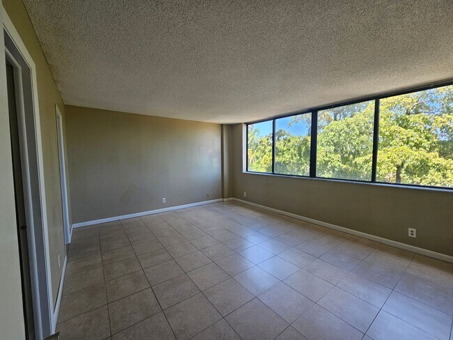 Building Photo - Large  1BR/1.5BA. No minimum Credit Score required!