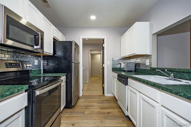 Building Photo - 46257 Cavalier Dr