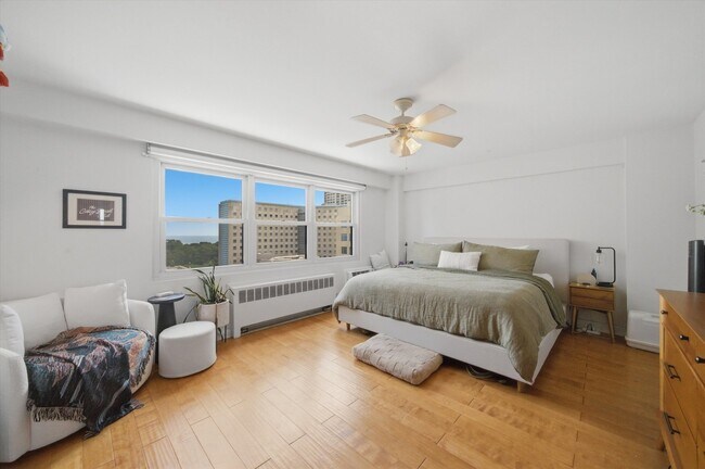 Building Photo - 2909 N Sheridan Rd