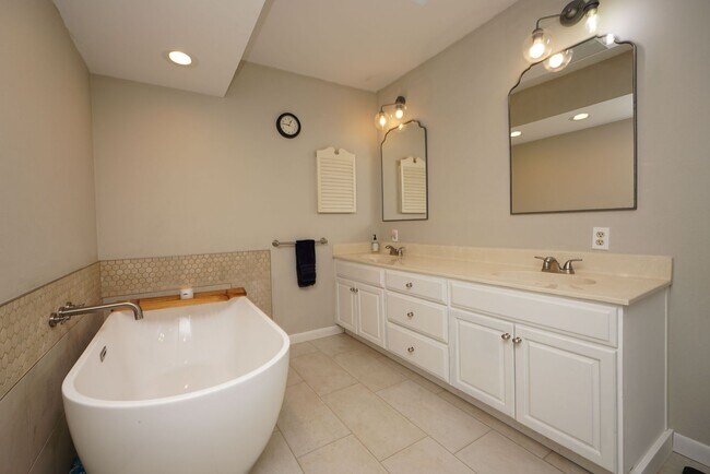 Building Photo - Updated 4 bedroom home in Bluewater Bay!