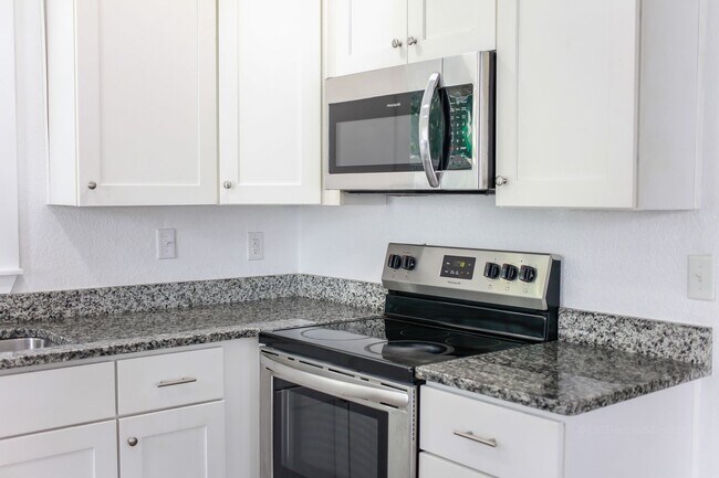 Building Photo - Beautiful Cape Cod Style home for Rent!  BONUS MILITARY / FIRST RESPONDER DISCOUNT!