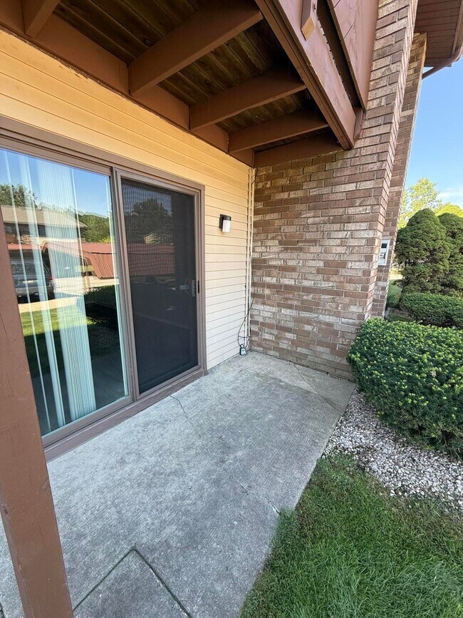 Building Photo - 7708 Manor Cir