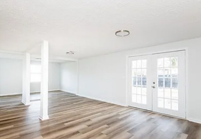 Building Photo - Huge Renovated Home in Rolling Hills!