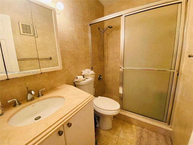 Building Photo - 1560 NE 127th St