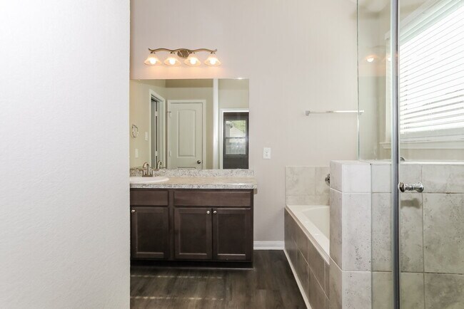 Building Photo - 15153 Meadow Glen S