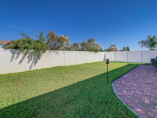 Building Photo - Three Bedrooms Plus private office.