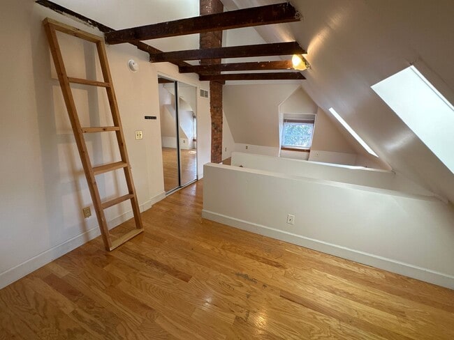 Building Photo - Highland 1557-1559 1557HSLLC