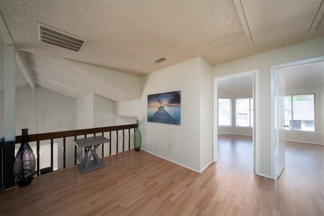 Building Photo - 10619 Chapel Hill Dr