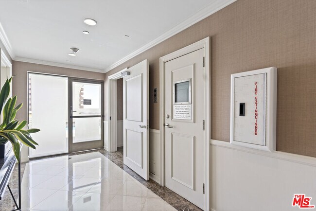 Building Photo - 10520 Wilshire Blvd