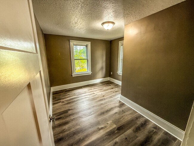 Building Photo - For Rent – Nicely Updated 3-Bedroom Home i...
