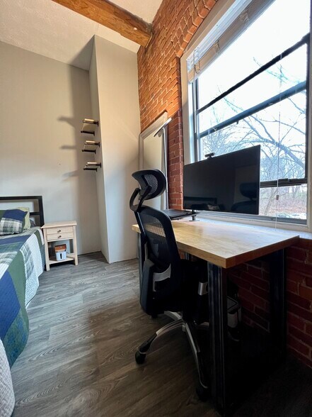 Building Photo - 222 Williams St E