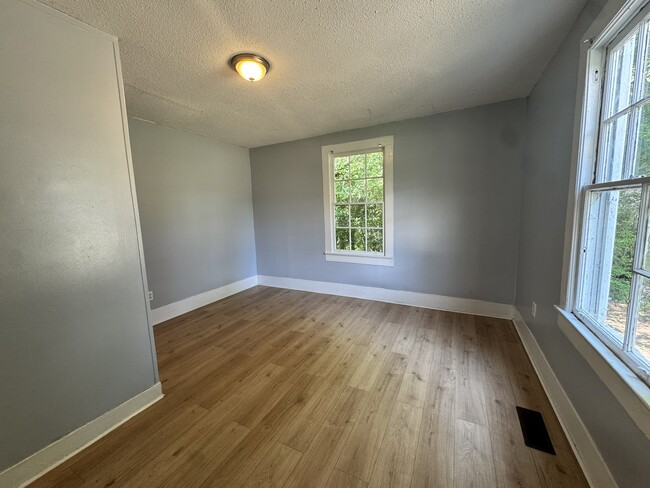 Building Photo - 1005 D St