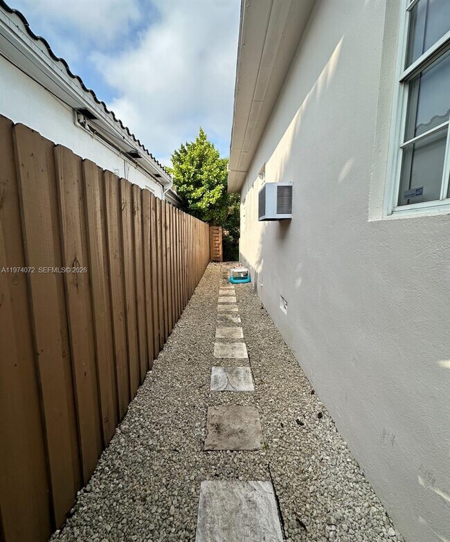 Building Photo - 9048 Carlyle Ave