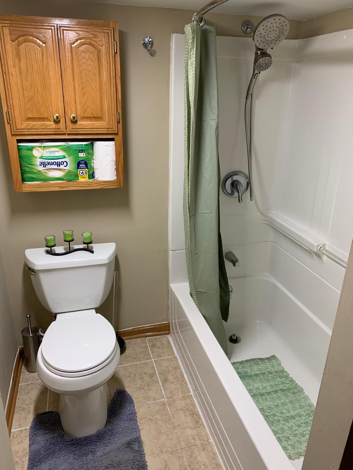 Full bathroom - 2235 Quebec Ave S