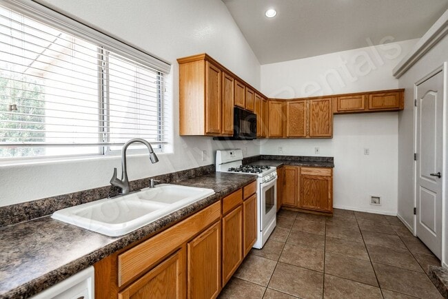 Building Photo - BEAUTIFUL CUL-DE-SAC HOME