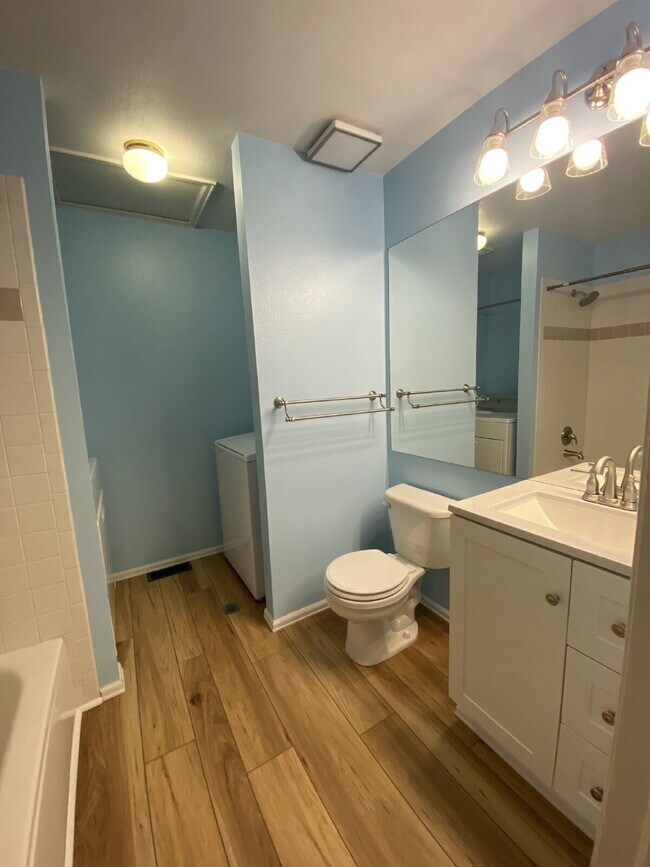 Building Photo - 3 bedroom townhouse - Plumtree