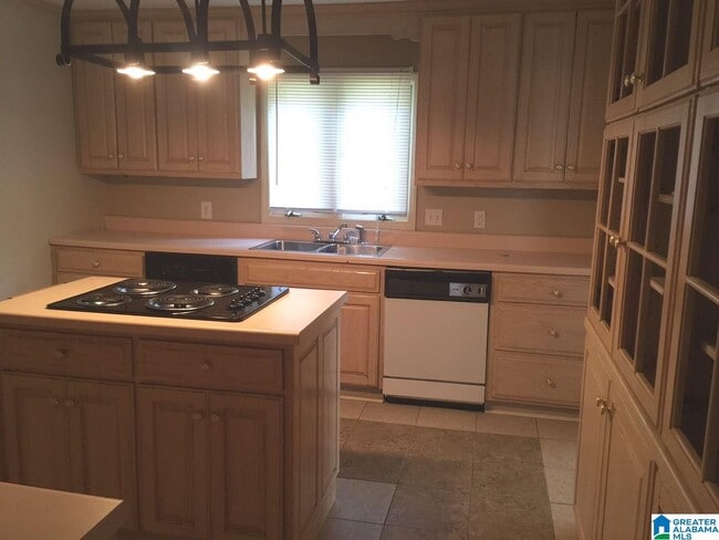 Building Photo - 8132 10th Ave S