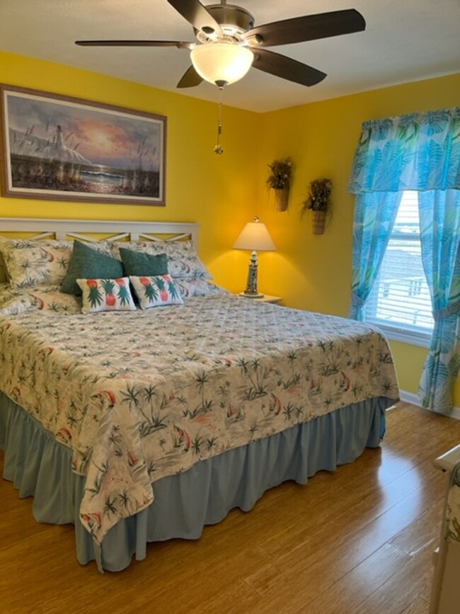 Building Photo - SEASONAL RENTAL 2 Bedroom Condo in Surf City